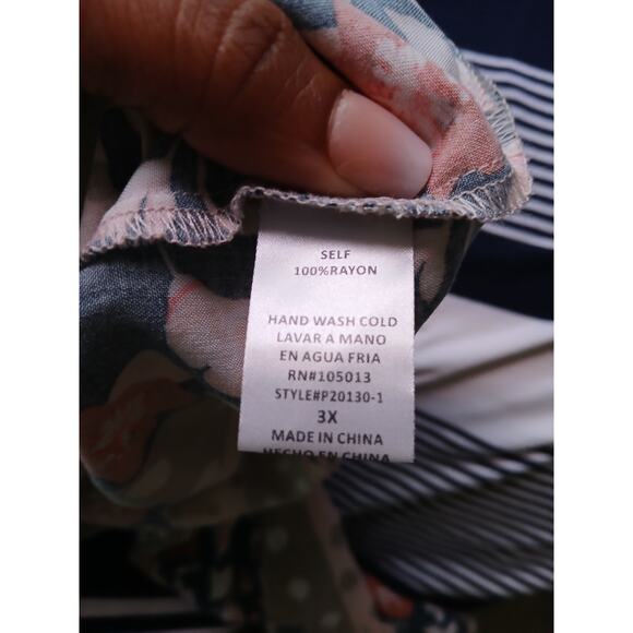 Andrée by Unit Plus Size Irene Floral Print Tie Neck Top 3X - Picture 7 of 7